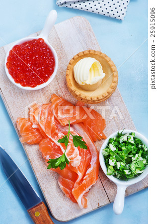 tartalets with seafood 25915096