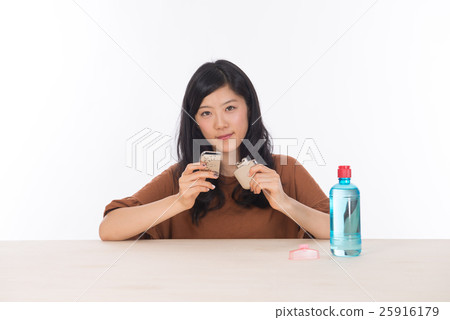 暖手開羅年輕女性溫暖的黑頭髮長發 25916179