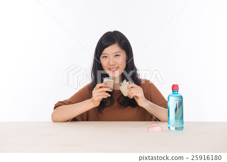 暖手開羅年輕女性溫暖的黑頭髮長發 25916180