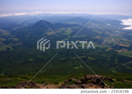 從夏天的羊蹄山和高地田地區看到的Mt. Oketsudake山 從夏天的羊蹄山和高地田地區看到的Mt. Oketsudake山 25916196