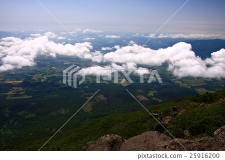 從夏天的羊蹄山和腳下的高地田地看到的Ukifumo 25916200