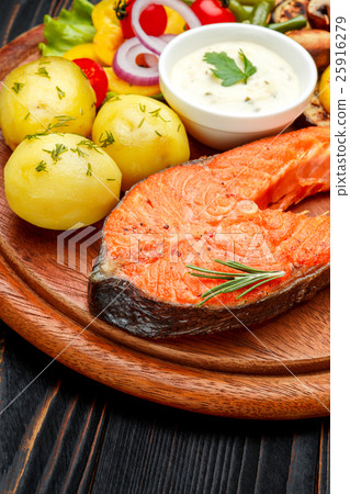 Crispy roasted salmon steak 25916279