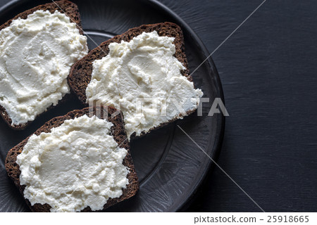 Sandwiches with cream cheese 25918665