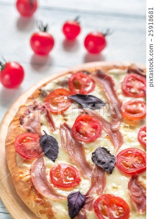 Pizza with cheese and prosciutto 25918681
