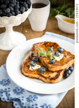 French toasts with fresh blueberries French toasts with fresh blueberries 25919072