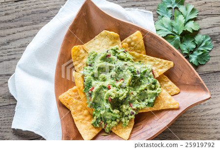 圖庫照片: guacamole with tortilla chips