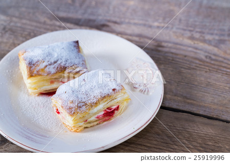 Mille-feuille with fresh cherry Mille-feuille with fresh cherry 25919996