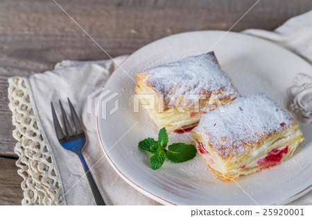 Mille-feuille with fresh cherry Mille-feuille with fresh cherry 25920001