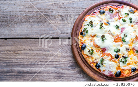 Cooked pizza on the wooden board 25920076