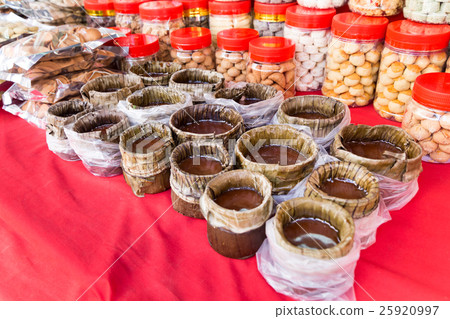 Glutinous rice cake with cookies 25920997