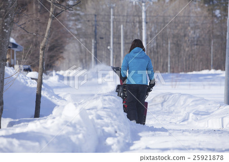 一個女人除雪 一個女人除雪 25921878
