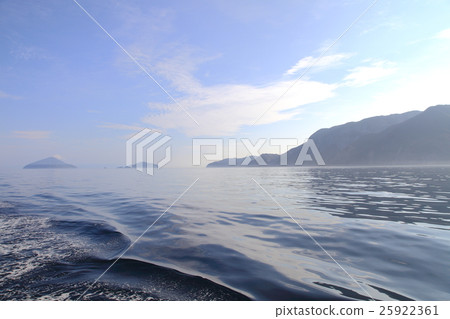 伊豆七島和豐島的新島(右)(左) 伊豆七島和豐島的新島(右)(左) 25922361