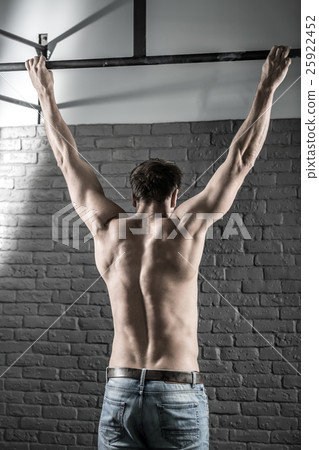 Pull-up workout photo Pull-up workout photo 25922452