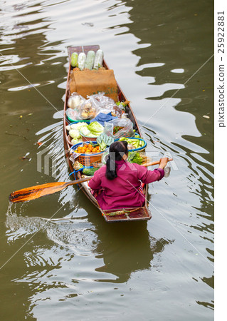 Damnoen Saduak floating market 25922881