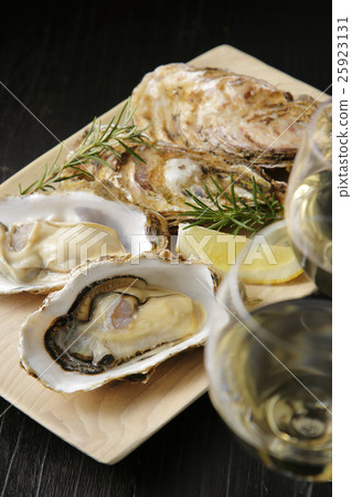 Raw oysters  25923131