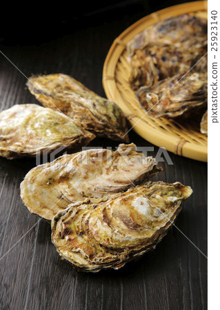 Raw oysters Raw oysters 25923140