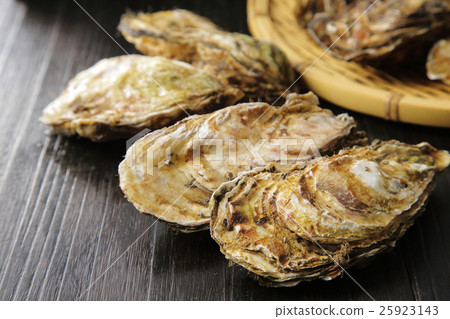 Raw oysters Raw oysters 25923143