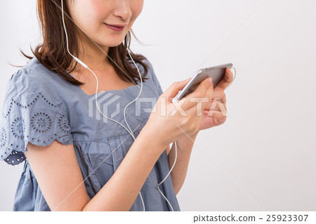 有智慧型手機的女人 有智慧型手機的女人 25923307