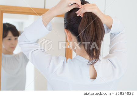 穿衣服的女人。 穿衣服的女人。 25924028