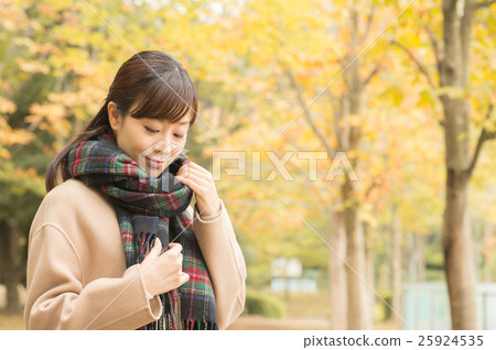 穿著大衣的女人 25924535