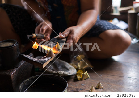 Thai traditional handcraft barrette making   25925083