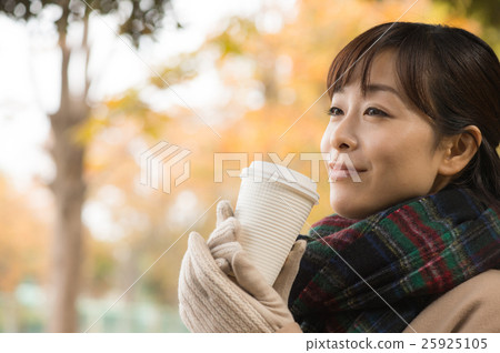 一個女人用熱咖啡 一個女人用熱咖啡 25925105