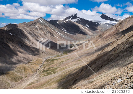 Khardung la pass view in Leh, India. 25925273