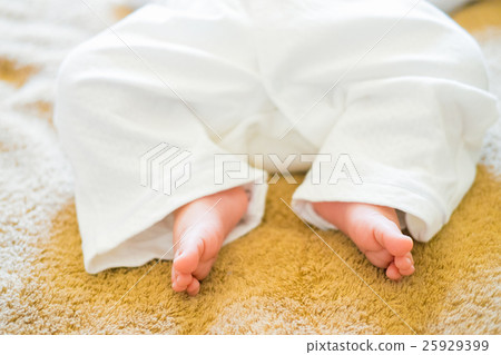 Baby's foot 25929399