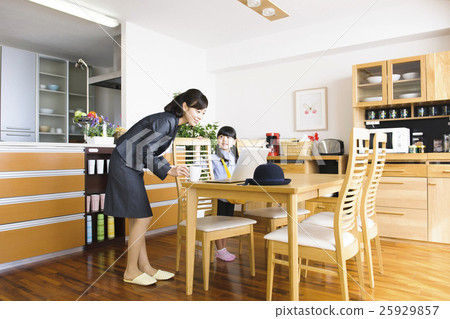 家庭托兒所育兒個人計算機父母孩子婦女通勤從早晨家庭返回書法通勤 25929857