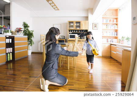 從早晨家庭歸還書法的家庭托兒所育兒育兒兒童婦女通勤通勤 25929864