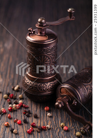 pepper grinders 25931399