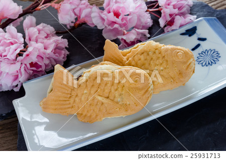 Taiyaki cakes on wood background Taiyaki cakes on wood background 25931713