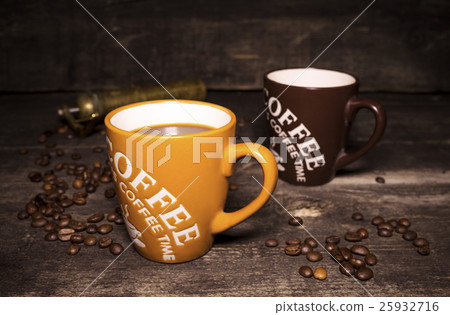 Coffee cup with coffee beans on wooden background 25932716