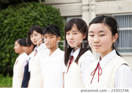 中學生排在地上 25933746