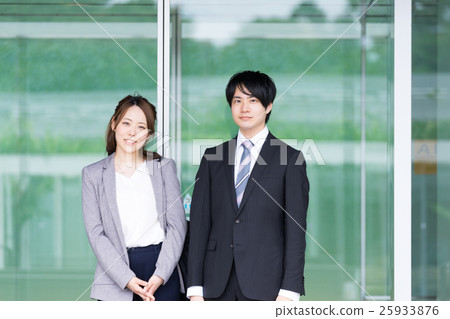 Men and women standing in front of automatic doors (business · working · couple · coworker) 25933876