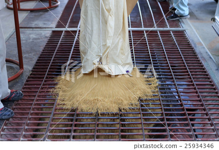 將收穫的收穫物放入鄉村電梯的貨物料斗中 將收穫的收穫物放入鄉村電梯的貨物料斗中 25934346