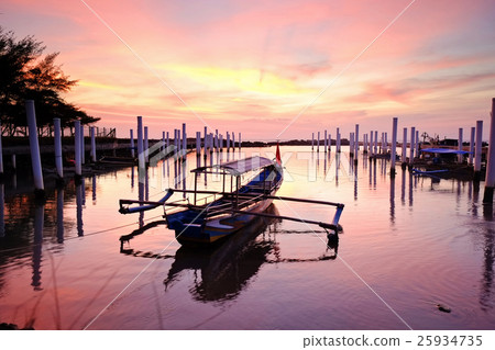 Tied boat and the sunset Tied boat and the sunset 25934735