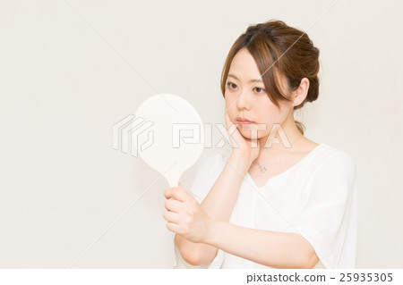 一個女人看著鏡子(美女形象) 一個女人看著鏡子(美女形象) 25935305