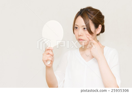 一個女人看著鏡子（美女形象） 25935306