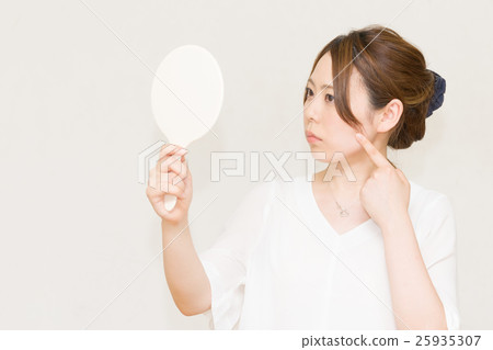 一個女人看著鏡子(美女形象) 一個女人看著鏡子(美女形象) 25935307