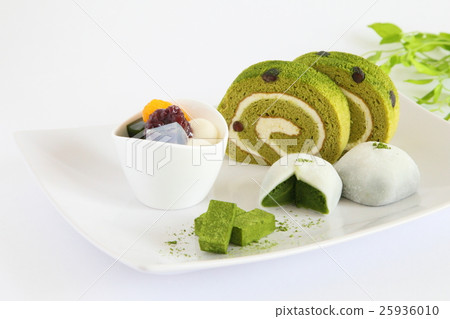 Platter of matcha sweets 25936010