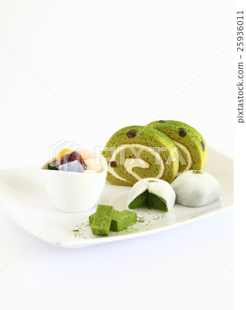 Platter of matcha sweets 25936011