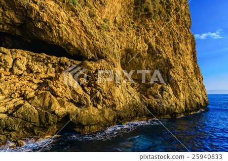 Sea view of cave in rock Sea view of cave in rock 25940833