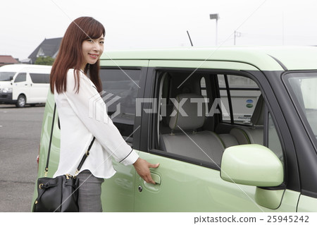 騎一輛車的一個少婦 騎一輛車的一個少婦 25945242