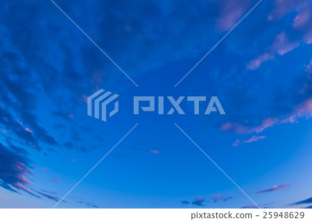 11月的日落天空和雲彩(更多紅色,修飾3:2) 11月的日落天空和雲彩(更多紅色,修飾3:2) 25948629