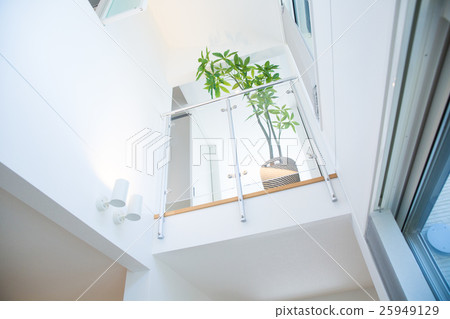 The colonnade of the new house 25949129