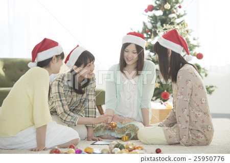 四個女人談論聖誕派對 四個女人談論聖誕派對 25950776