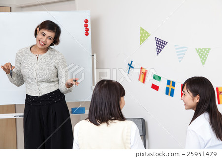 女生和老師在英語會話教室 女生和老師在英語會話教室 25951479