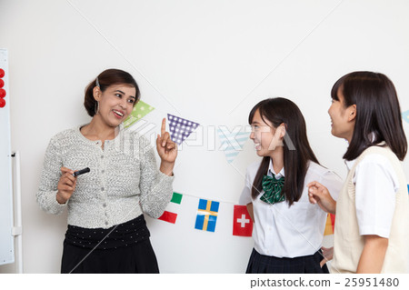 女生和老師在英語會話教室 25951480