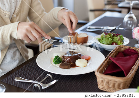 一個女人在一家精緻的法國餐廳用餐 25952813